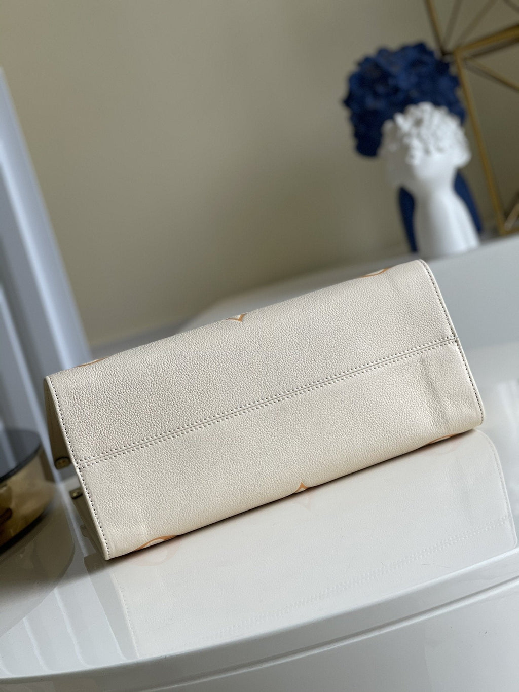 LV ONTHEGO MM 35 CREAM COWHIDE-LEATHER TRIM