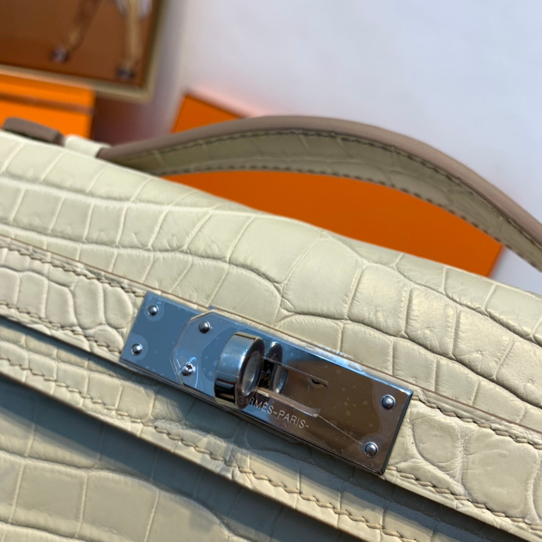 KELLY CUT 31 IN PEARL GRAY ALLIGATOR LEATHER WITH SILVER HARDWARE