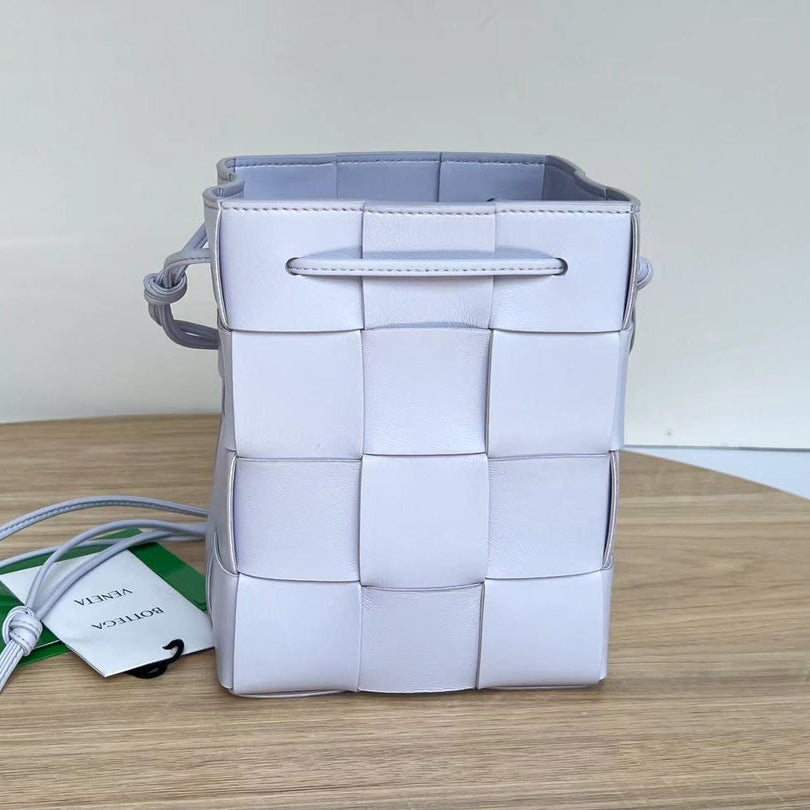SMALL CASSETTE BUCKET 18 IN PALE PURPLE CALFSKIN