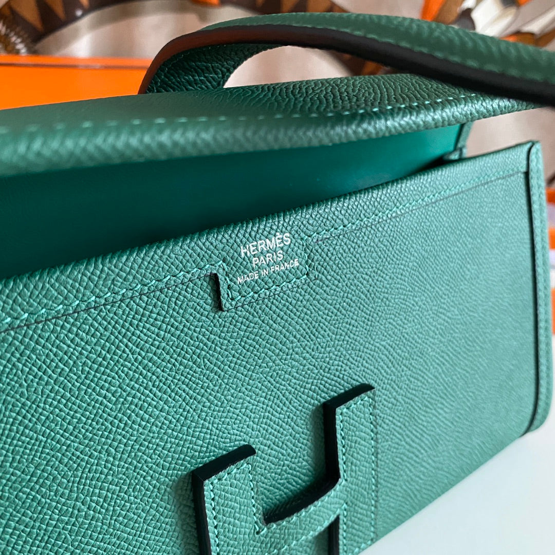 JIGE ELAN 29 CLUTCH IN FOREST GREEN CALFSKIN