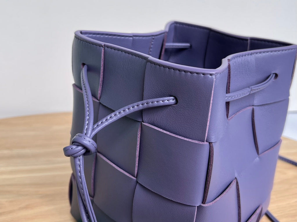 SMALL CASSETTE BUCKET 18 IN ULTRA VIOLET CALFSKIN