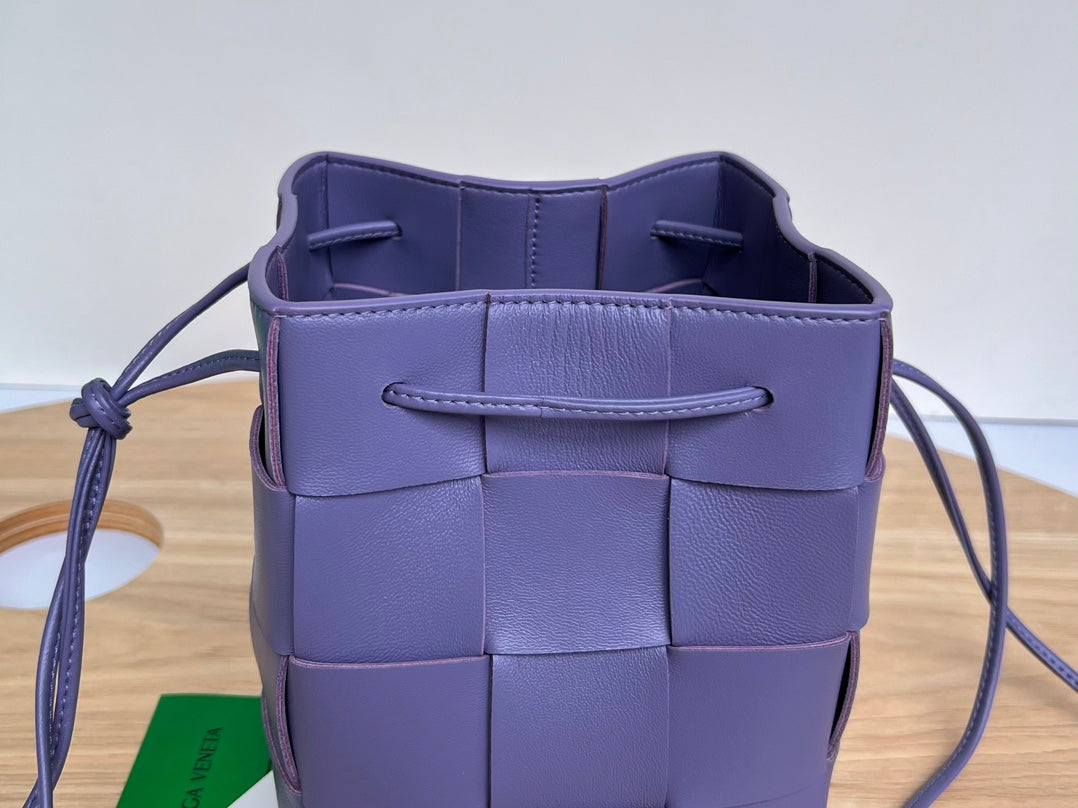 SMALL CASSETTE BUCKET 18 IN ULTRA VIOLET CALFSKIN