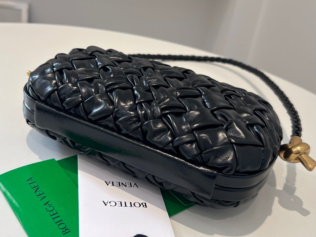 KNOT 20 IN BLACK LAMBSKIN WITH CHAIN