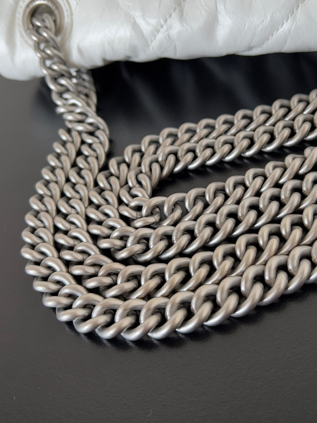 CRUSH CHAINED BAG 32 IN WHITE QUILTED CRUSHED CALFSKIN SILVER HARDWARE