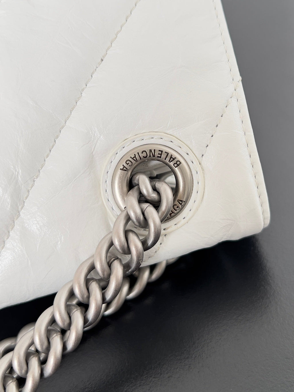 CRUSH CHAINED BAG 25 IN WHITE QUILTED CRUSHED CALFSKIN SILVER HARDWARE