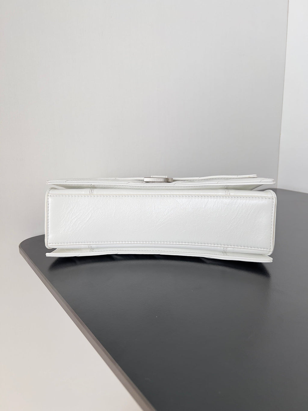CRUSH CHAINED BAG 25 IN WHITE QUILTED CRUSHED CALFSKIN SILVER HARDWARE