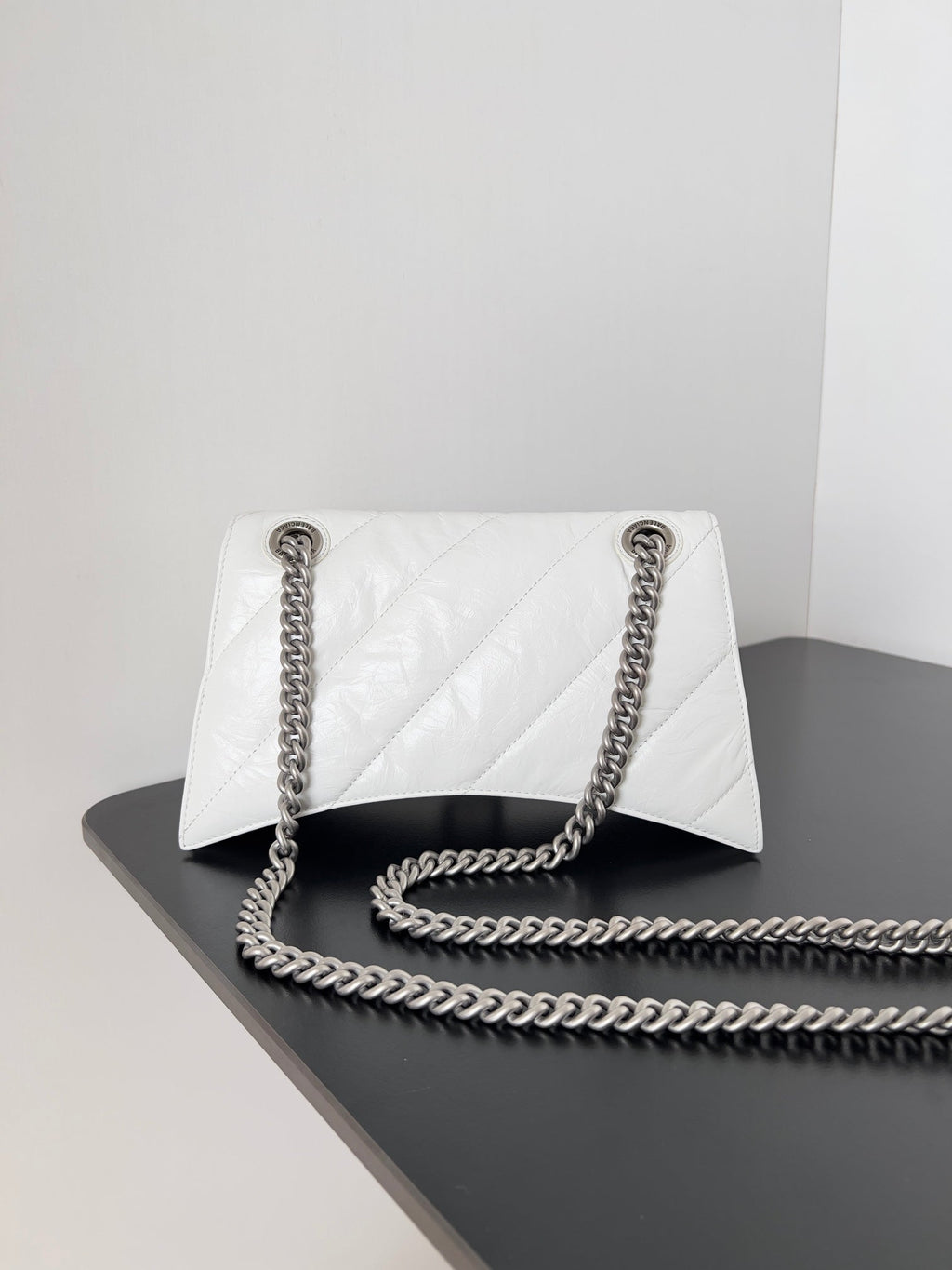 CRUSH CHAINED BAG 25 IN WHITE QUILTED CRUSHED CALFSKIN SILVER HARDWARE