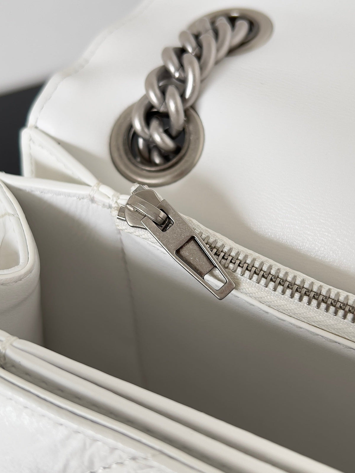 CRUSH CHAINED BAG 25 IN WHITE QUILTED CRUSHED CALFSKIN SILVER HARDWARE
