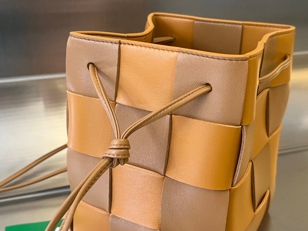 SMALL CASSETTE BUCKET 18 IN BROWN MIX ORANGE CALFSKIN