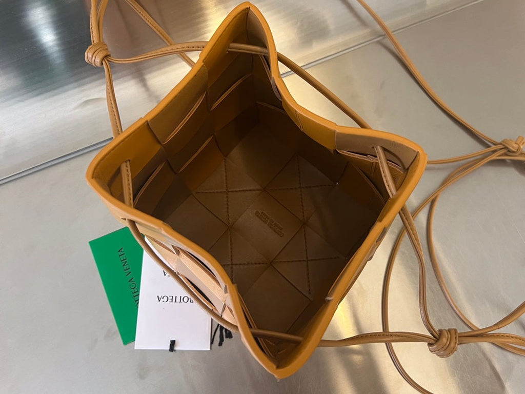 SMALL CASSETTE BUCKET 18 IN BROWN MIX ORANGE CALFSKIN
