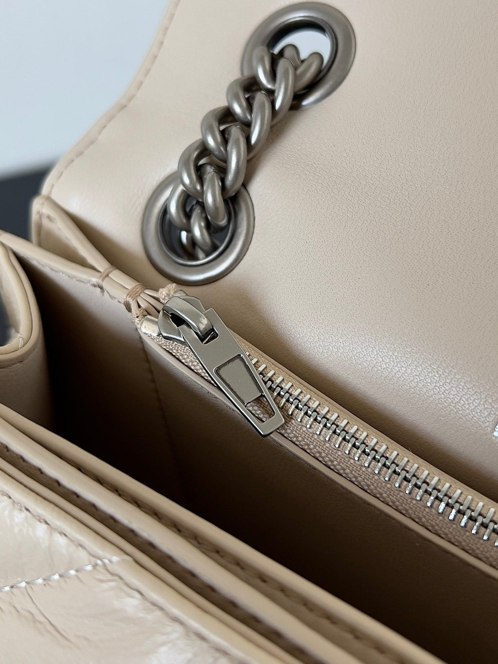 CRUSH CHAINED BAG 25 IN BEIGE QUILTED LAMBSKIN SILVER HARDWARE