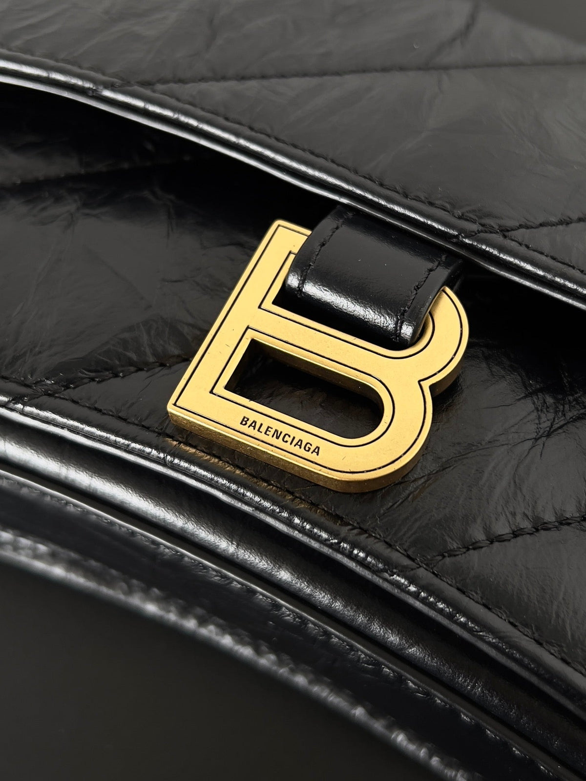 CRUSH CHAINED BAG 22 IN BLACK QUILTED CRUSHED CALFSKIN GOLD HARDWARE