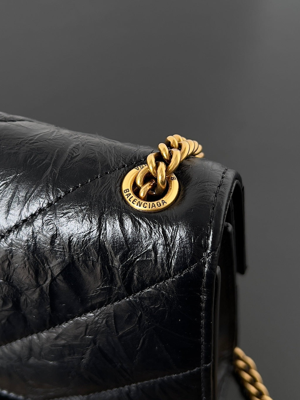 CRUSH CHAINED BAG 22 IN BLACK QUILTED CRUSHED CALFSKIN GOLD HARDWARE