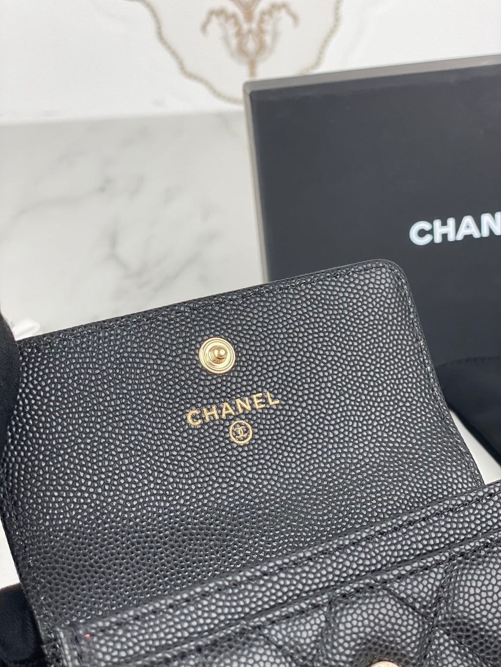 CC FLAP CARD HOLDER 11 BLACK GRAINED CALFSKIN GOLD ICON