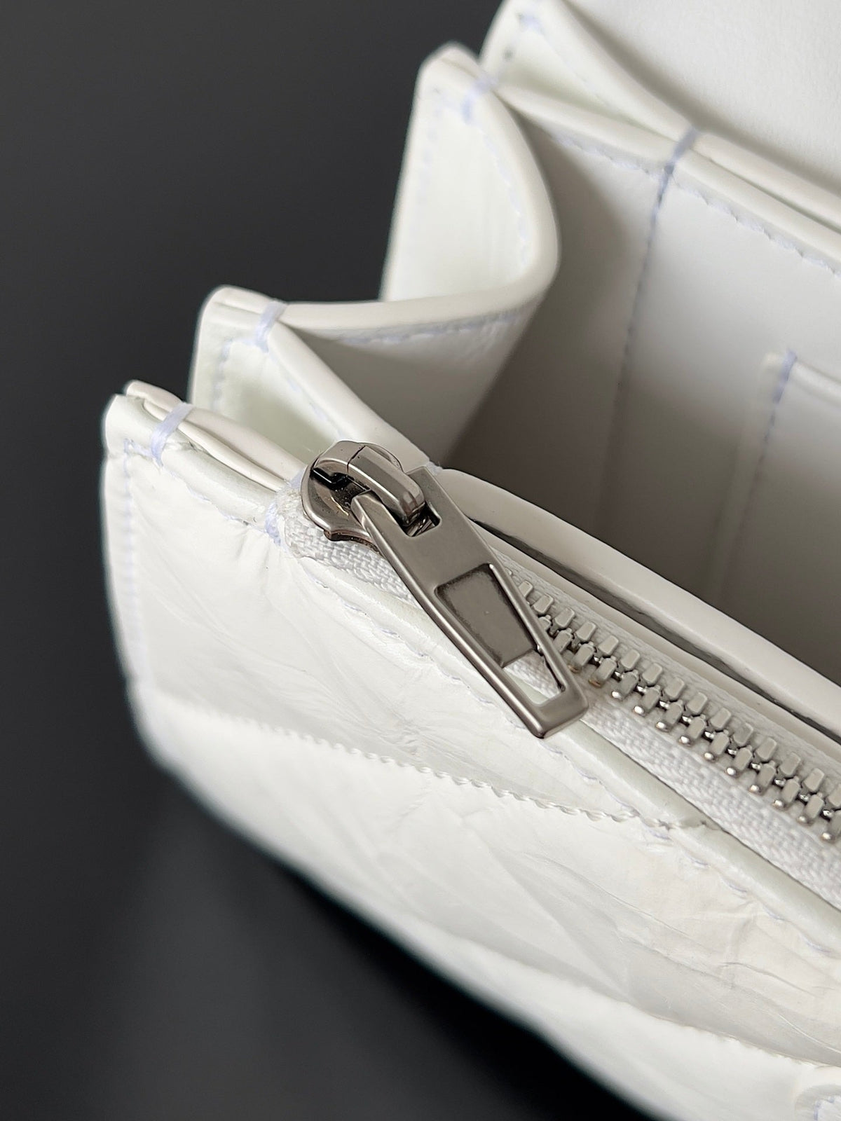 CRUSH CHAINED BAG 22 IN WHITE QUILTED CRUSHED CALFSKIN SILVER HARDWARE