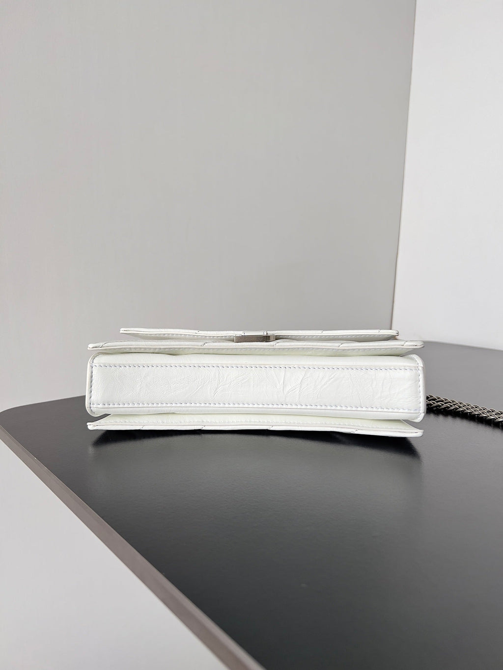 CRUSH CHAINED BAG 22 IN WHITE QUILTED CRUSHED CALFSKIN SILVER HARDWARE