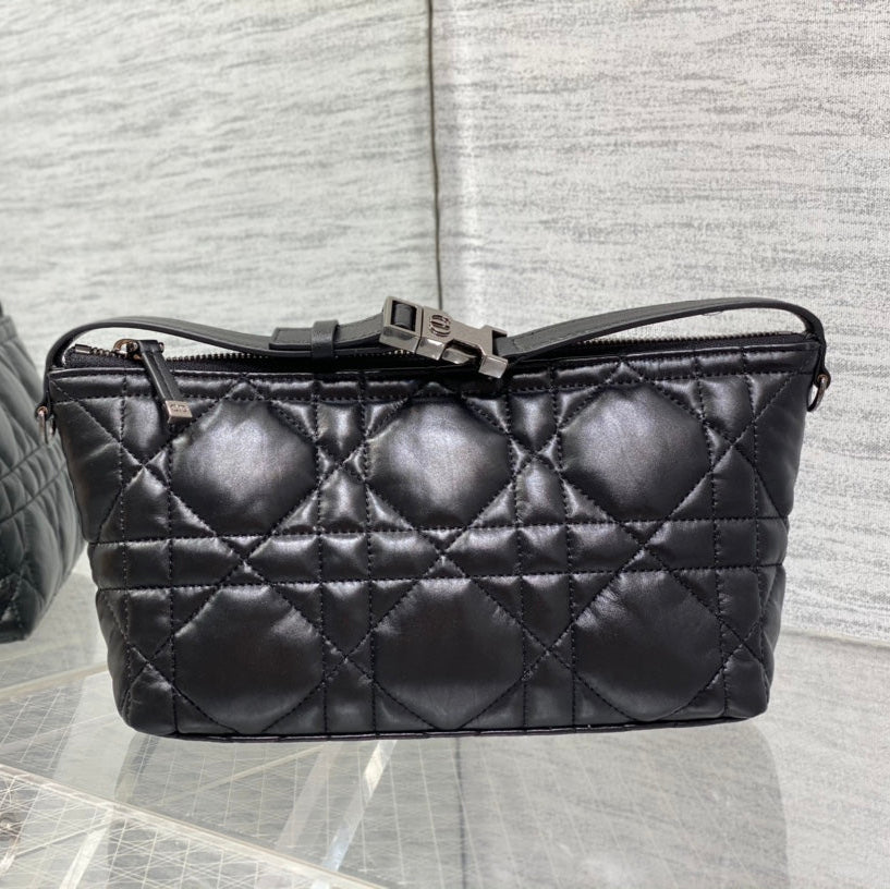 TRAVEL NOMAD POUCH 22 IN BLACK MACROCANNAGE LAMBSKIN