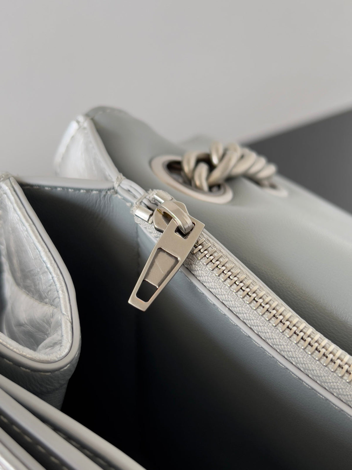 CRUSH CHAINED BAG 32 IN SILVER METALLIC QUILTED CRUSHED CALFSKIN