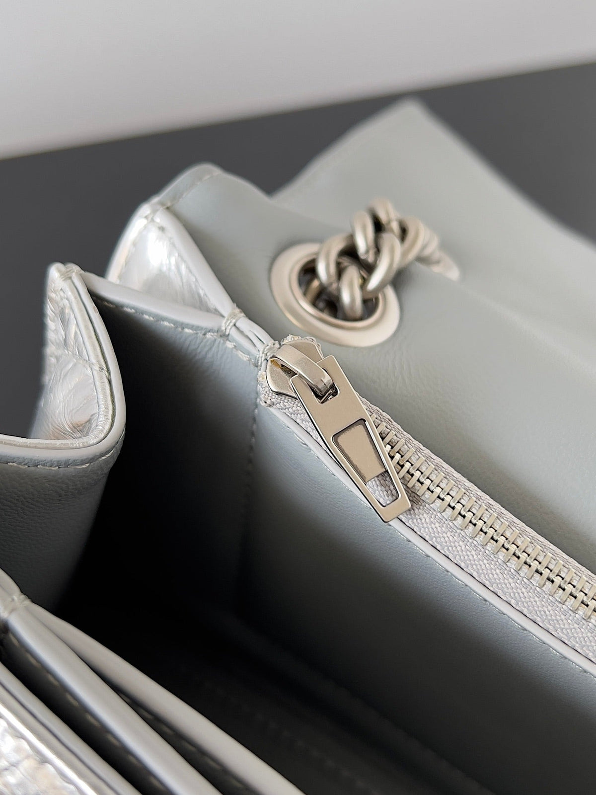 CRUSH CHAINED BAG 25 IN SILVER METALLIC QUILTED CRUSHED CALFSKIN