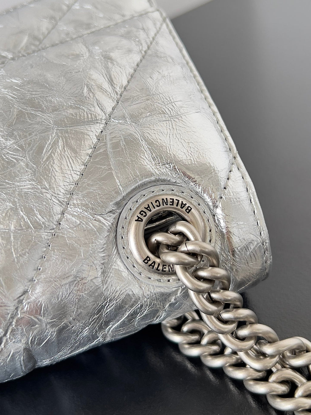 CRUSH CHAINED BAG 25 IN SILVER METALLIC QUILTED CRUSHED CALFSKIN