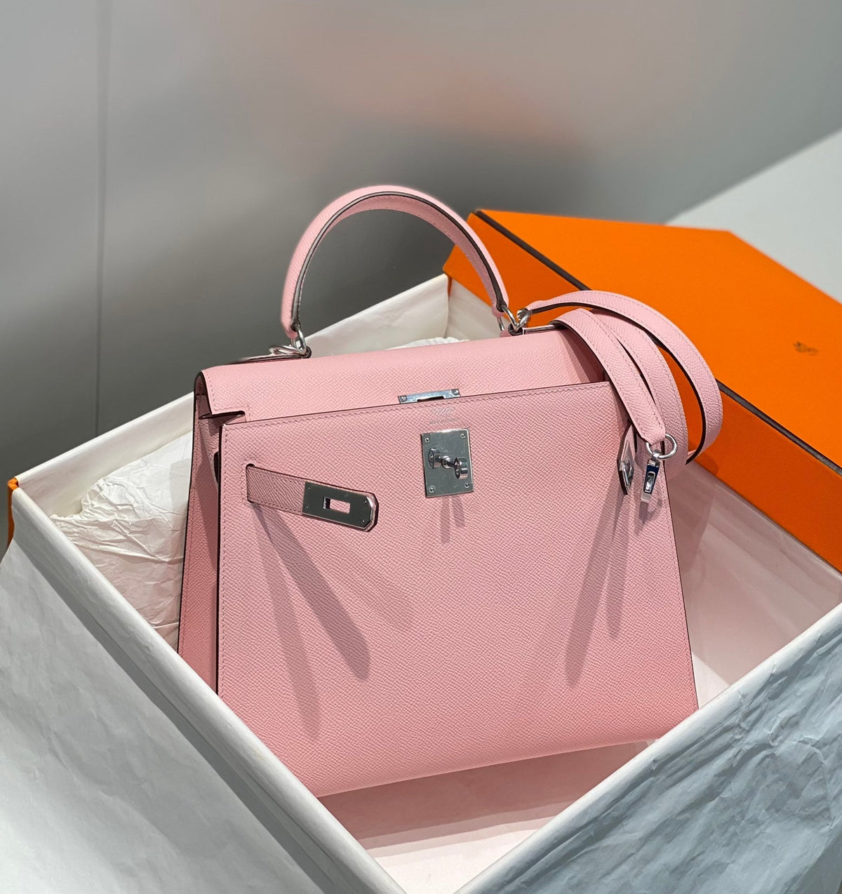 KELLY 28CM IN ROSE SAKURA SWIFT CALFSKIN SILVER HARDWARE