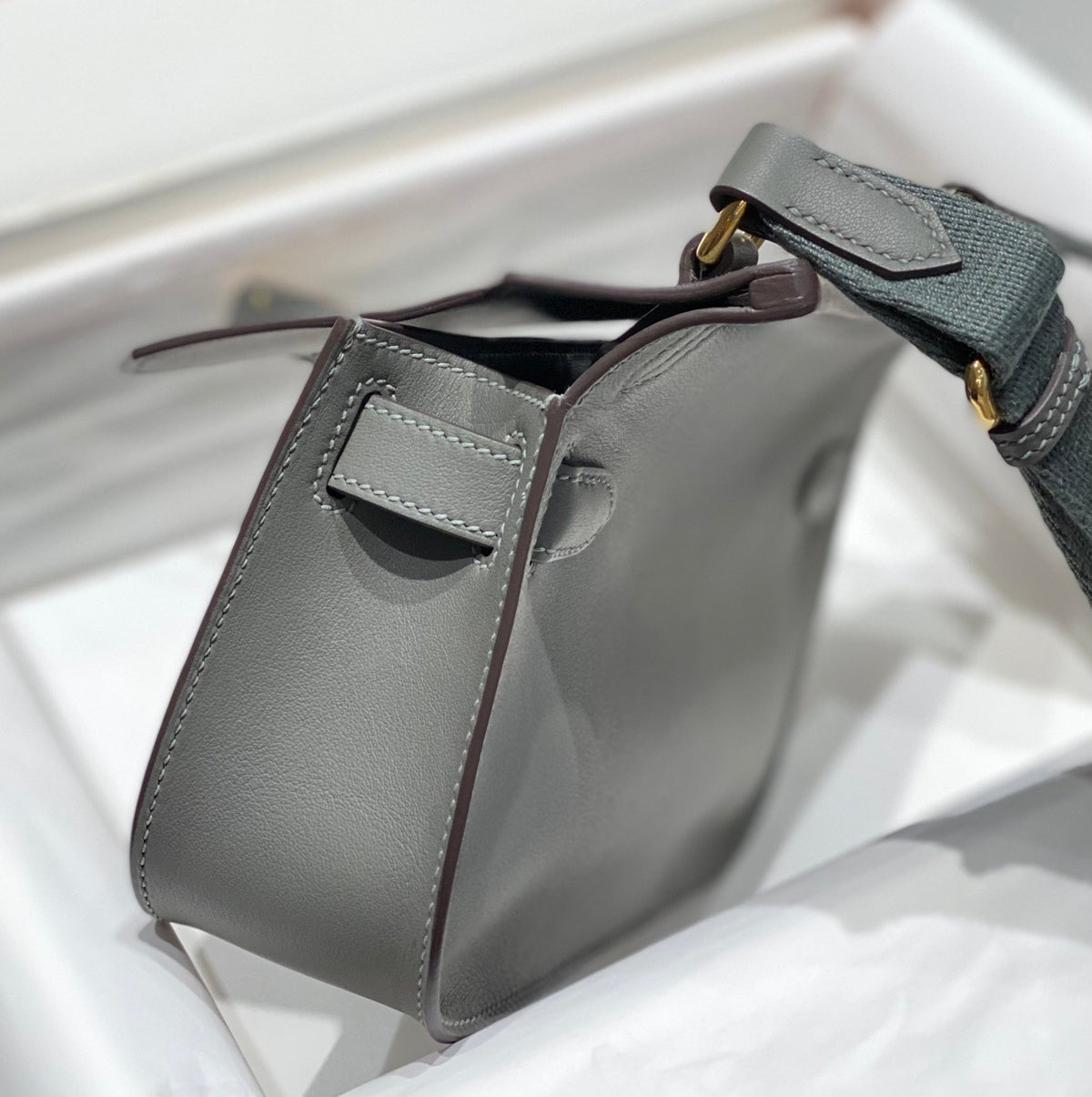 HM JYPSIERE SHOULDER BAG 23 IN GREY CALFSKIN GOLD HARDWARE