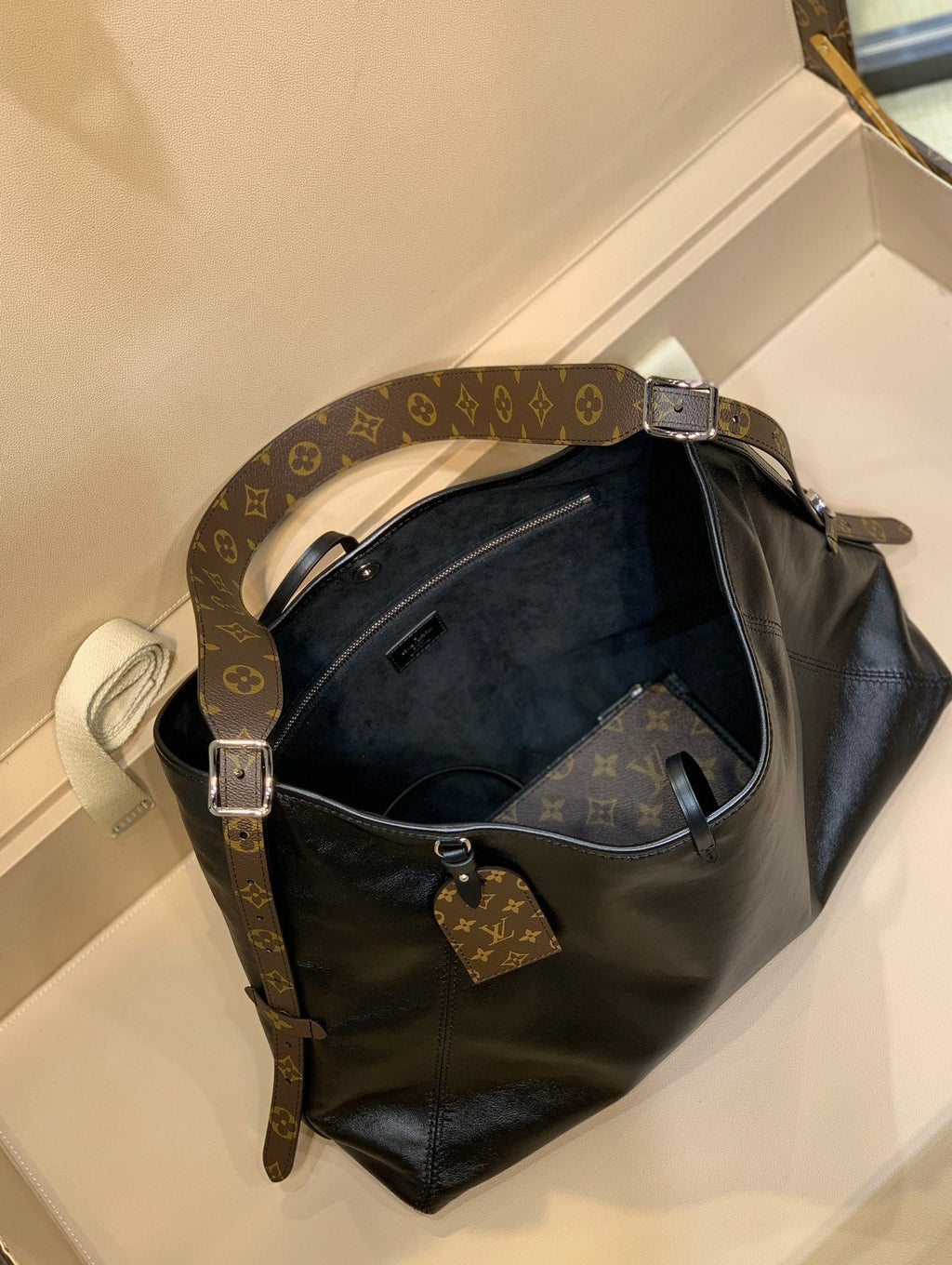 CARRYALL DARK 39 IN BLACK LAMBSKIN BROWN MONOGRAM TAG