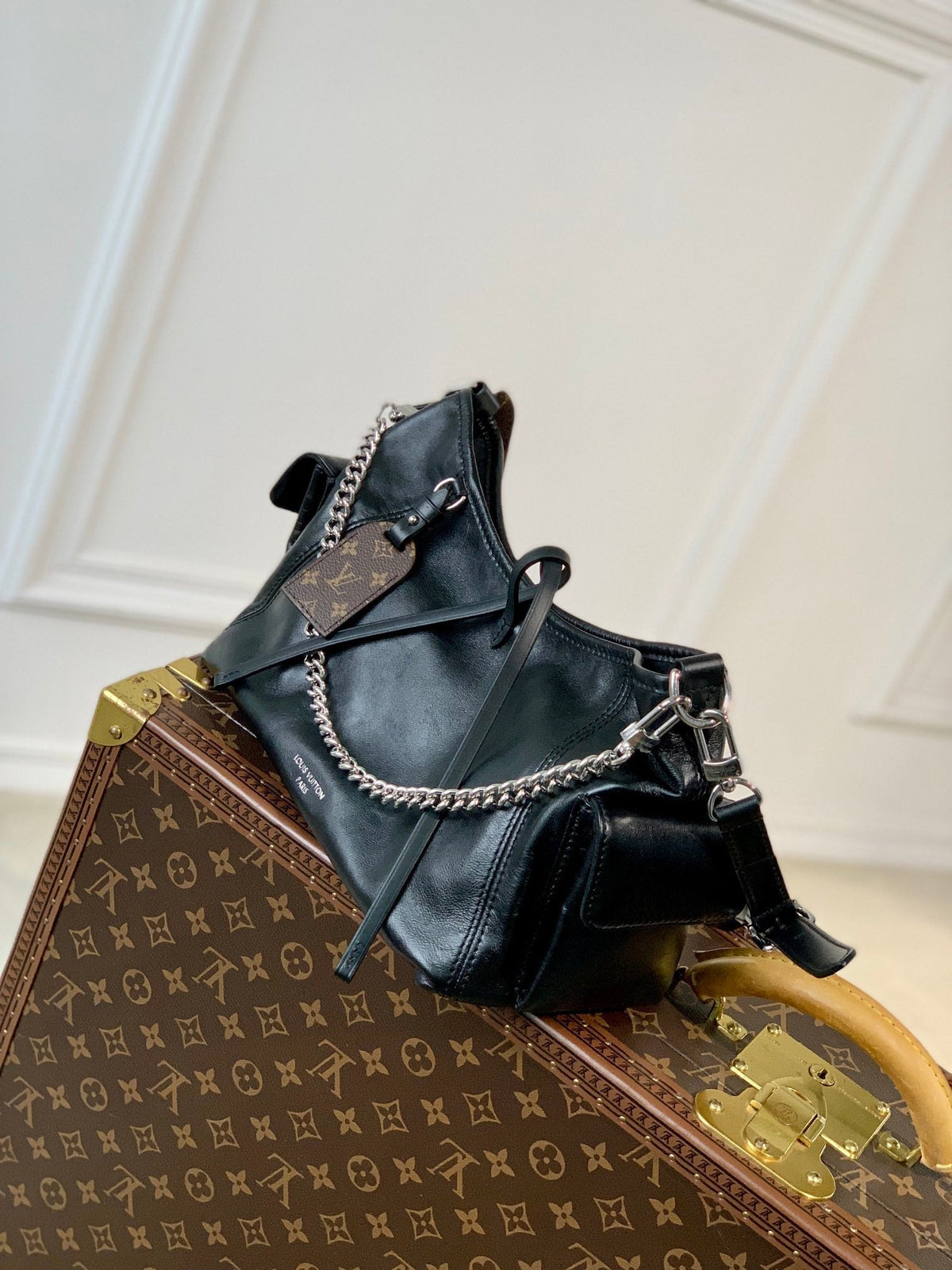 CARRYALL CARGO VIBE PM 33.5 IN BLACK LAMBSKIN BROWN MONOGRAM TAG