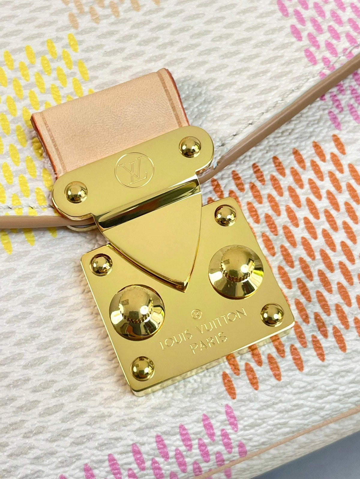 POCHETTE MÉTIS EAST WEST 21 IN PEACH DAMIER GIANT CANVAS GOLD HARDWARE