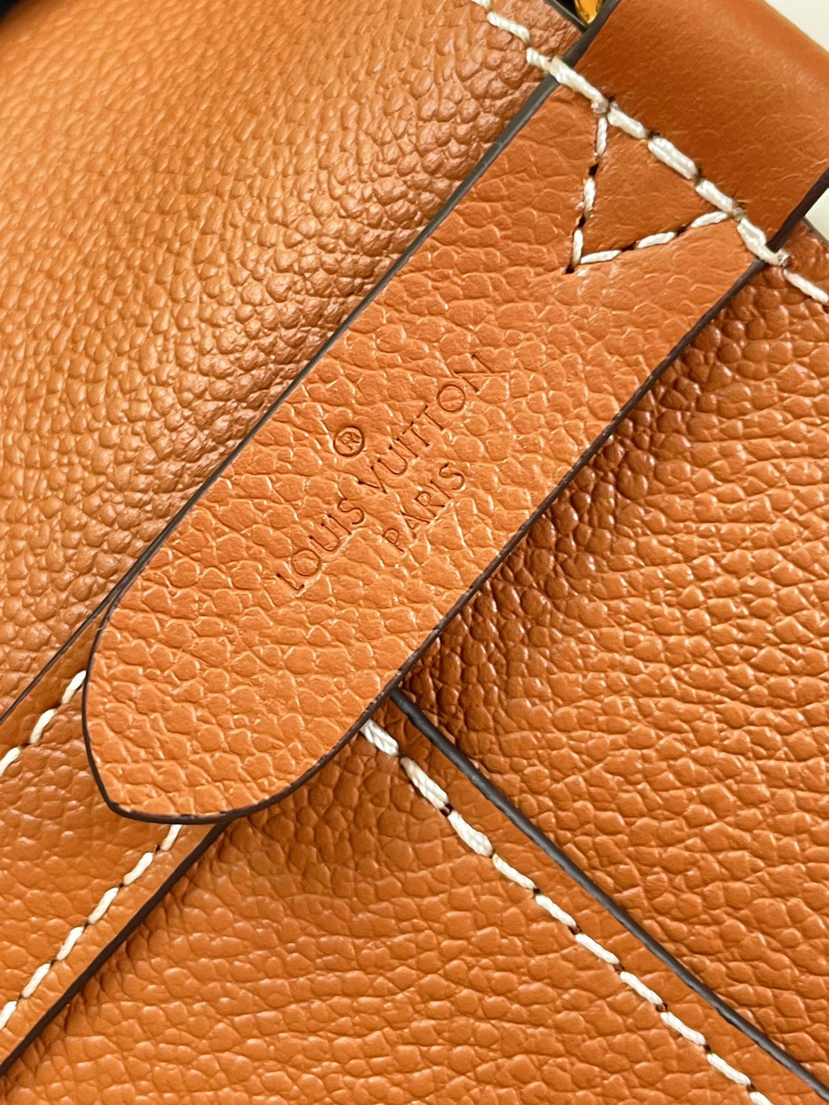LOCK AND WALK 20 IN COGNAC GRAINED CALFSKIN GOLD HARDWARE