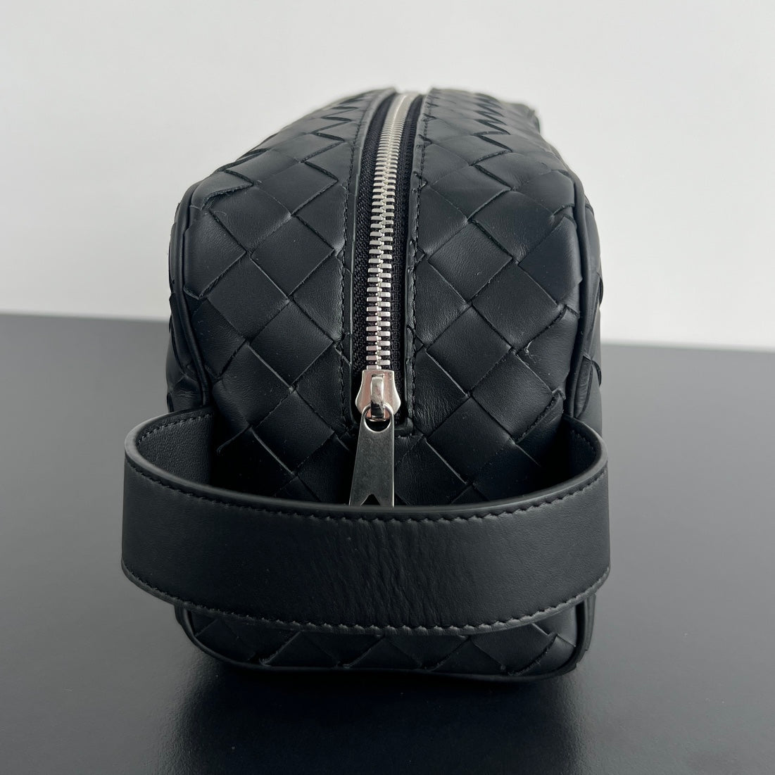INTRECCIATO CLUTCH 26 IN BLACK CALFSKIN