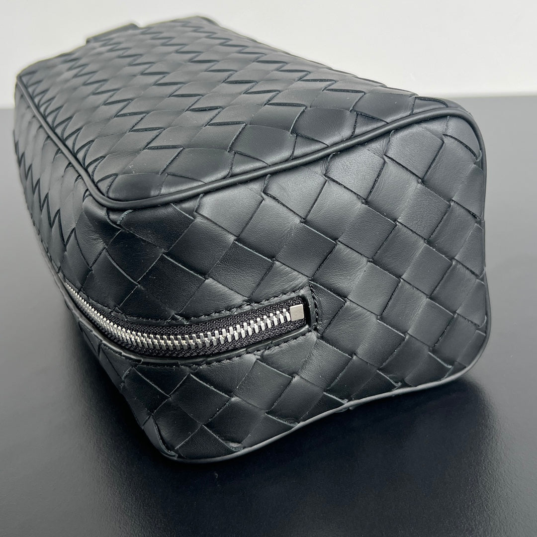 INTRECCIATO CLUTCH 26 IN BLACK CALFSKIN