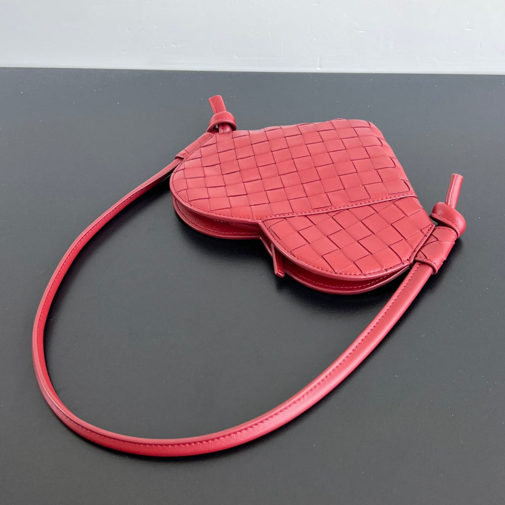 SOLSTICE HEART SHAPE 22 IN LIPSTICK RED LAMBSKIN