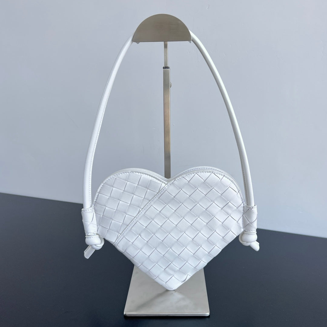 SOLSTICE HEART SHAPE 22 IN WHITE LAMBSKIN