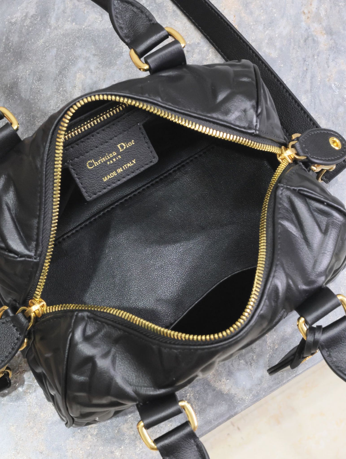 MEDIUM GROOVE BAG 20 IN BLACK MACROCANNAGE CALFSKIN WITH GOLD HARDWARE
