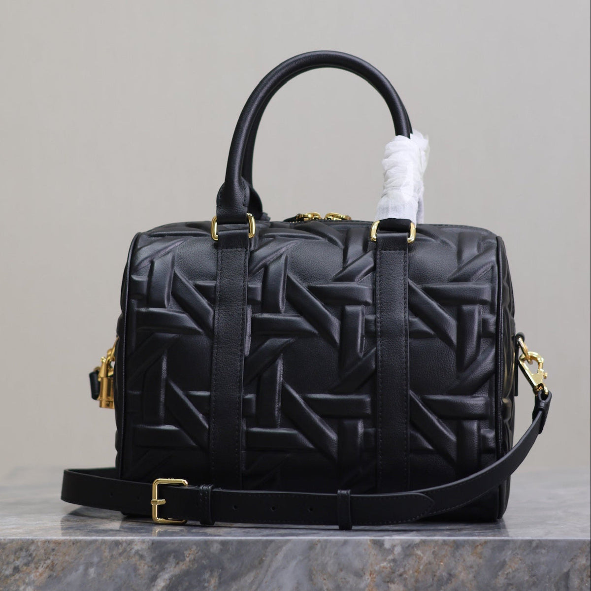 GROOVE BAG 25 IN BLACK MACROCANNAGE CALFSKIN WITH GOLD HARDWARE