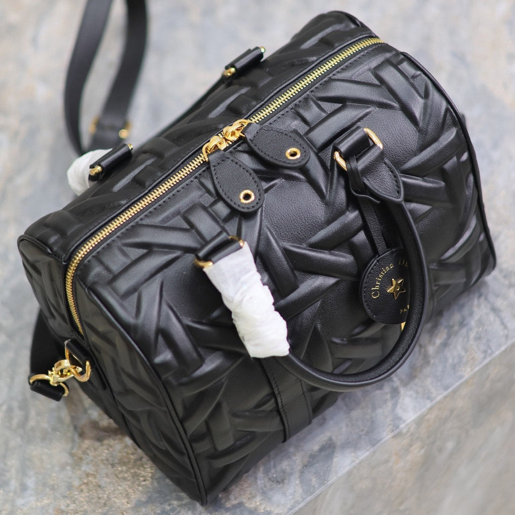 GROOVE BAG 25 IN BLACK MACROCANNAGE CALFSKIN WITH GOLD HARDWARE