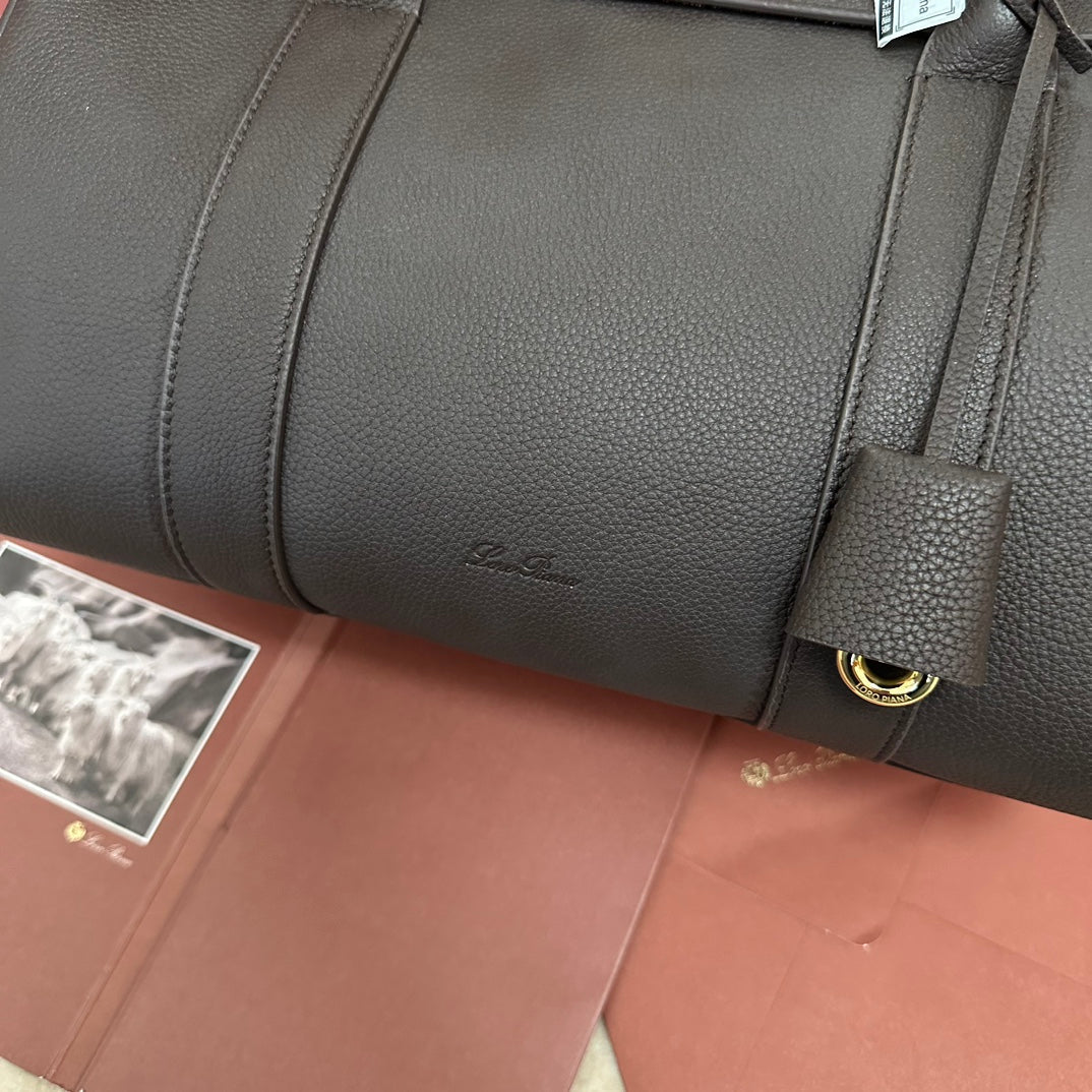 LOOM BAG 32 IN BLACK SMOOTH CALFSKIN WITH GOLD HARDWARE