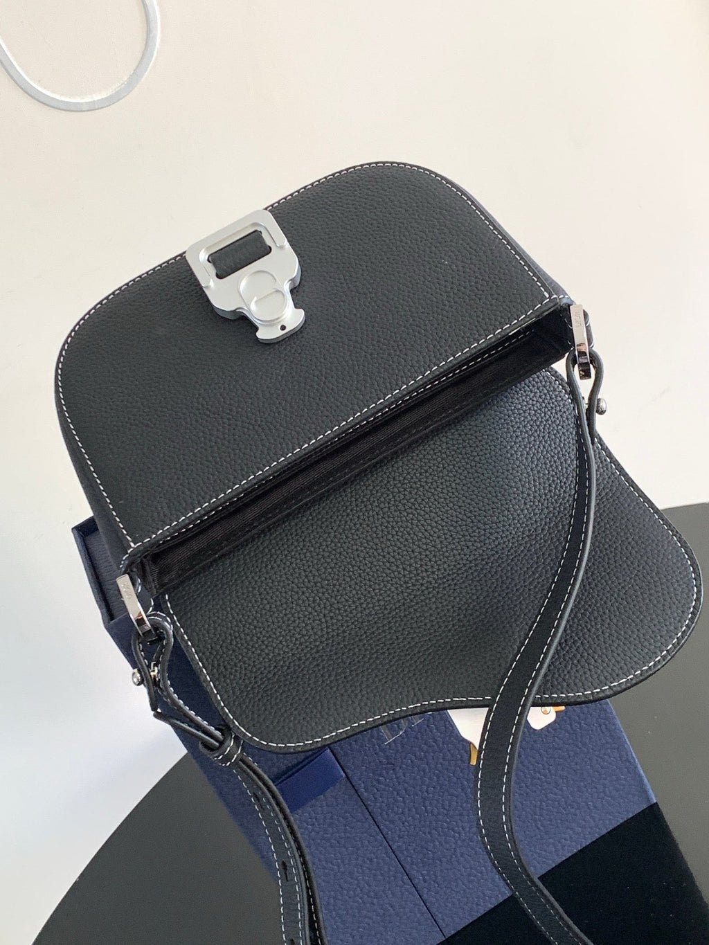 DIO Messenger Bag