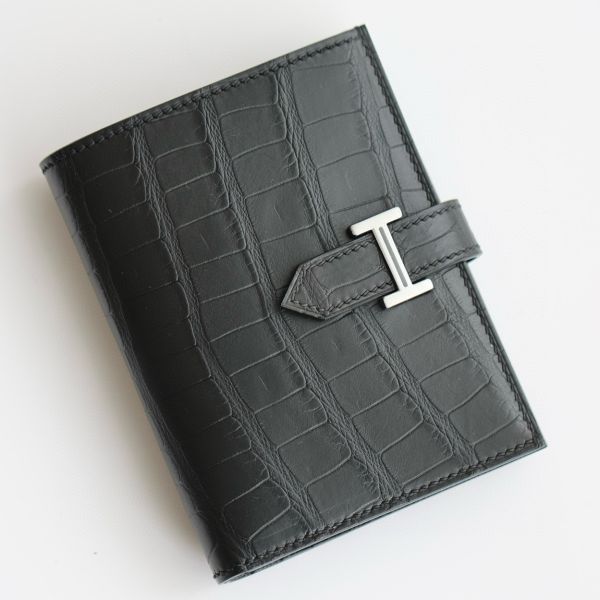 HERM Bearn Compact Wallet in Black Matte Alligator Leather