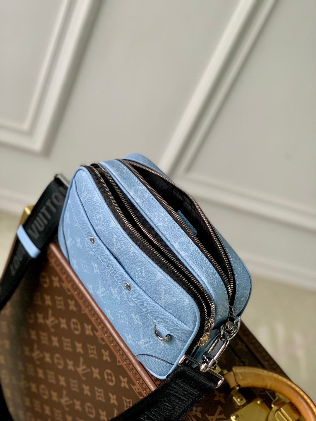 ALPHA MESSENGER 24 IN BLUE MONOGRAM COATED CANVAS AND CALFSKIN