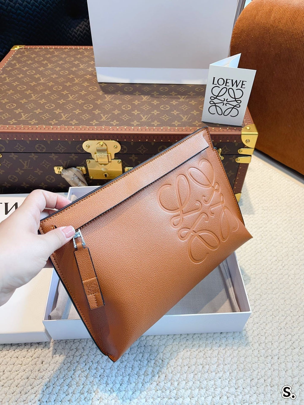 LOE POUCH CLUTCH BAG 30 IN WARM DESSERT CALFSKIN