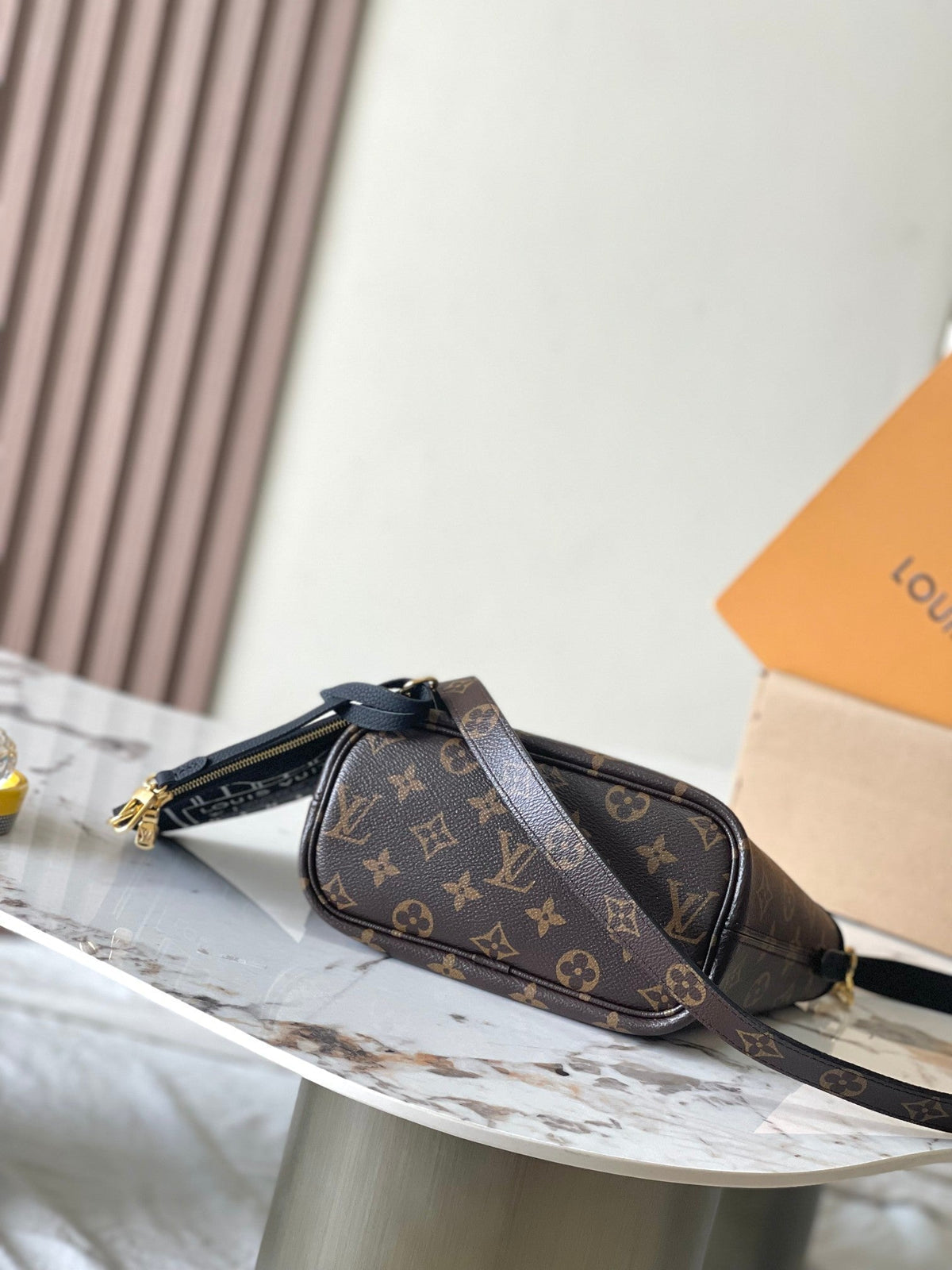 NEVERFULL BANDOULIÈRE INSIDE OUT BB 24 IN BROWN MONOGRAM CANVAS AND BLACK CALFSKIN