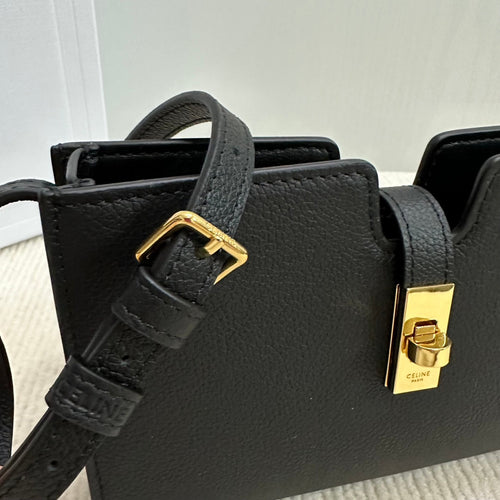 16 STRAP POCHETTE 18 IN BLACK SUPPLE CALFSKIN GOLD HARDWARE
