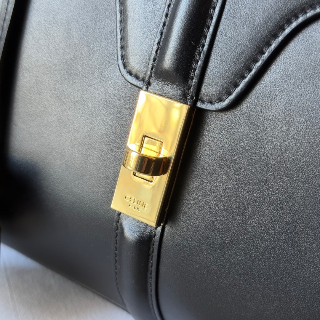 CLASSIQUE BAG 23 IN BLACK CALFSKIN GOLD HARDWARE