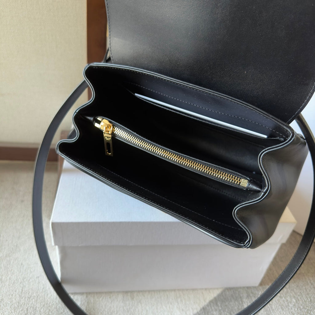 CLASSIQUE BAG 23 IN BLACK CALFSKIN GOLD HARDWARE
