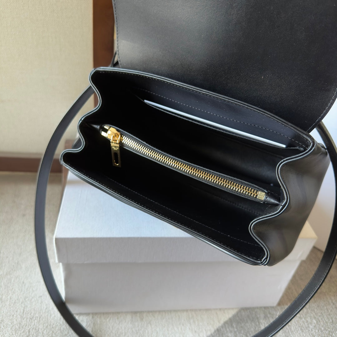 CLASSIQUE BAG 23 IN BLACK CALFSKIN GOLD HARDWARE