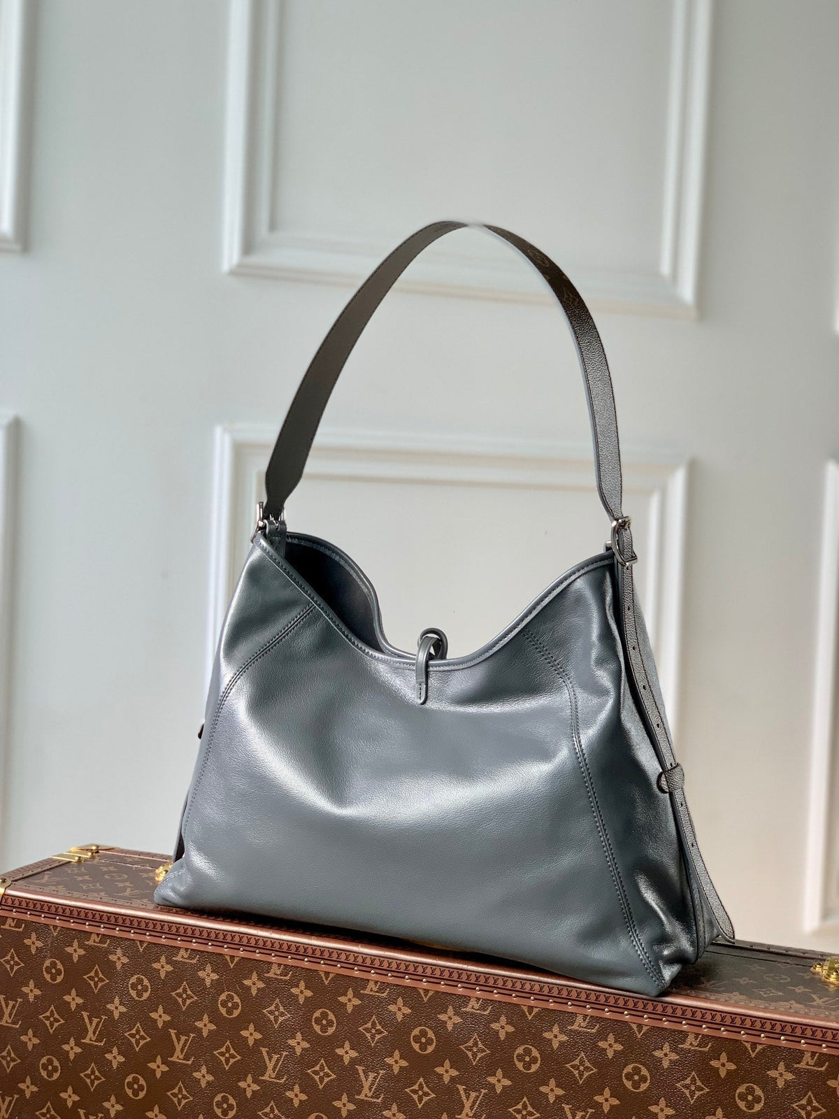 CARRYALL DARK 39 IN GREY LAMBSKIN BROWN MONOGRAM TAG