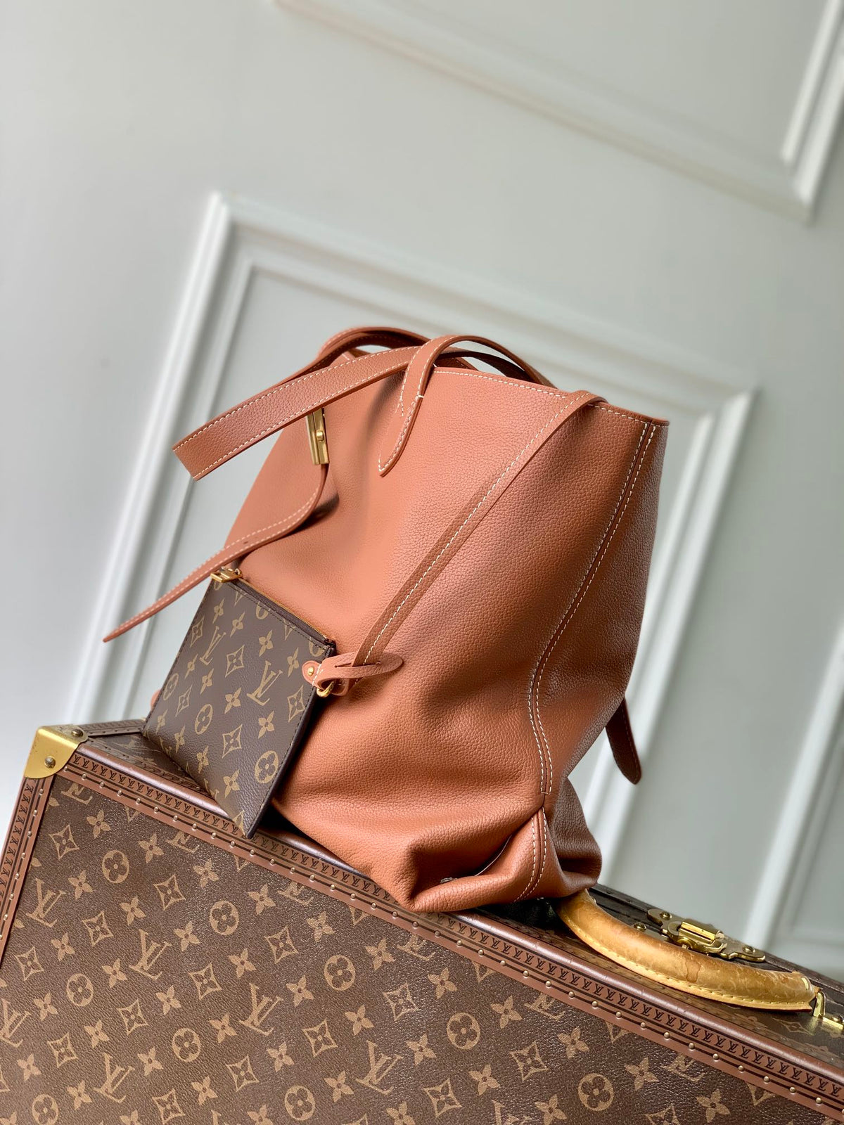 LOW KEY CABAS MM BAG 47 IN TAWNY BROWN GRAINED CALFSKIN