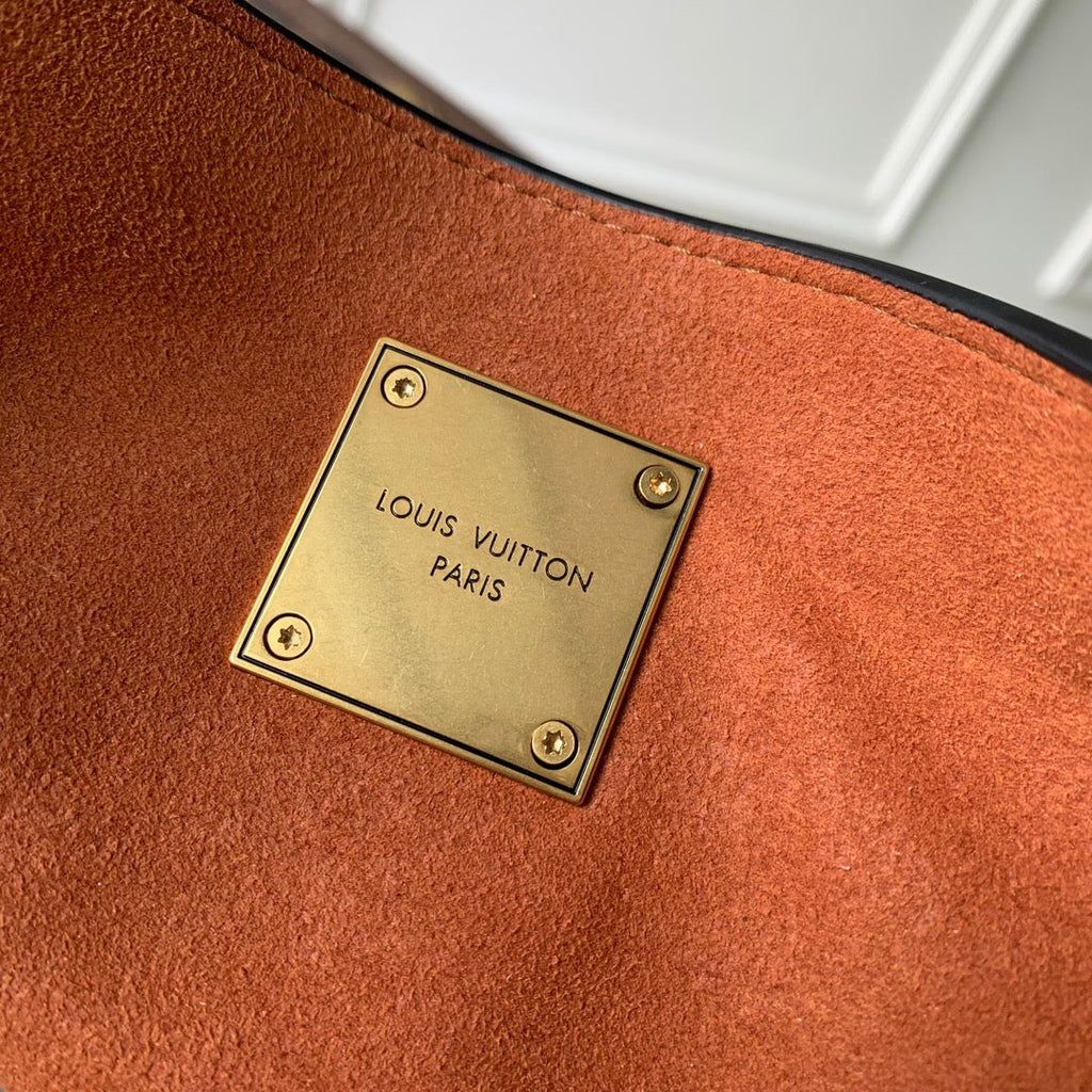 LOW KEY CABAS MM BAG 47 IN BLACK GRAINED CALFSKIN
